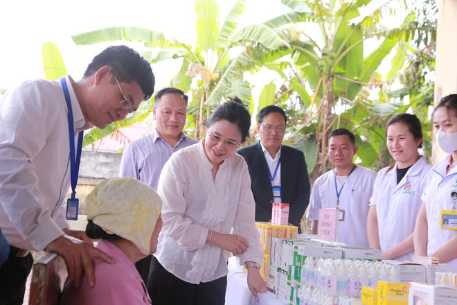 Ngành Y tế Nghệ An khám bệnh, trao quà Tết cho người dân khó khăn- Ảnh 4.