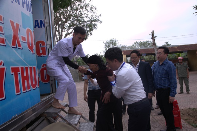 Ngành Y tế Nghệ An khám bệnh, trao quà Tết cho người dân khó khăn- Ảnh 11.