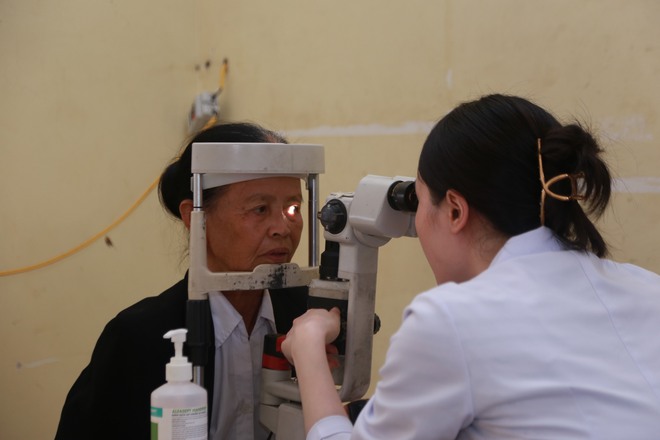 Ngành Y tế Nghệ An khám bệnh, trao quà Tết cho người dân khó khăn- Ảnh 7.