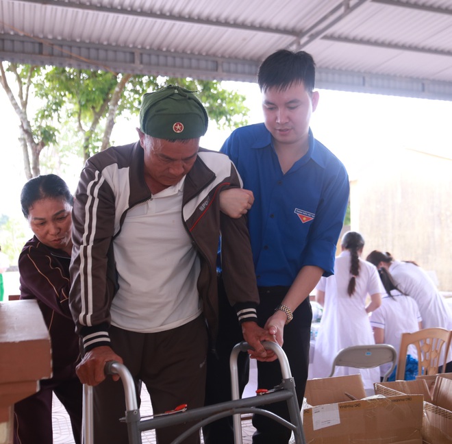 Ngành Y tế Nghệ An khám bệnh, trao quà Tết cho người dân khó khăn- Ảnh 10.