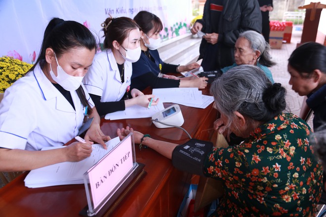 Ngành Y tế Nghệ An khám bệnh, trao quà Tết cho người dân khó khăn- Ảnh 6.