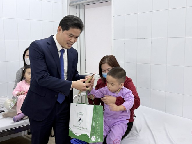 Thứ trưởng Thường trực Bộ Y tế Vũ Mạnh Hà thăm, kiểm tra công tác khám chữa bệnh dịp Tết ở Bệnh viện Phổi và Châm cứu TW- Ảnh 6.