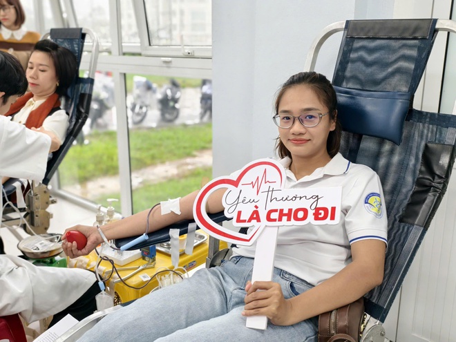 Cán bộ, nhân viên y tế Huế hiến máu tình nguyện, sẻ chia cùng người bệnh- Ảnh 2.