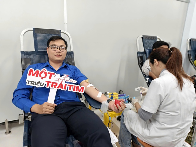 Cán bộ, nhân viên y tế Huế hiến máu tình nguyện, sẻ chia cùng người bệnh- Ảnh 3.