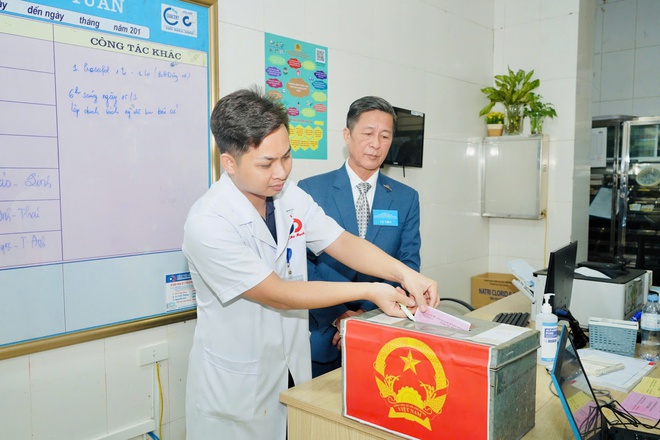 Hòm phiếu phụ đến tận buồng bệnh, đảm bảo quyền bầu cử của mọi công dân- Ảnh 3.