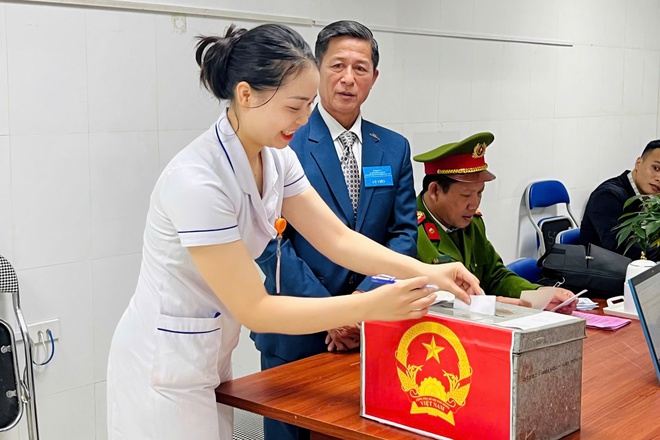 Hòm phiếu phụ đến tận buồng bệnh, đảm bảo quyền bầu cử của mọi công dân- Ảnh 4.