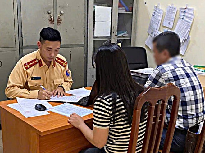 Bị đăng clip dùng điện thoại khi lái xe lên mạng, nữ tài xế nhận biên bản phạt sau 2 ngày- Ảnh 3.