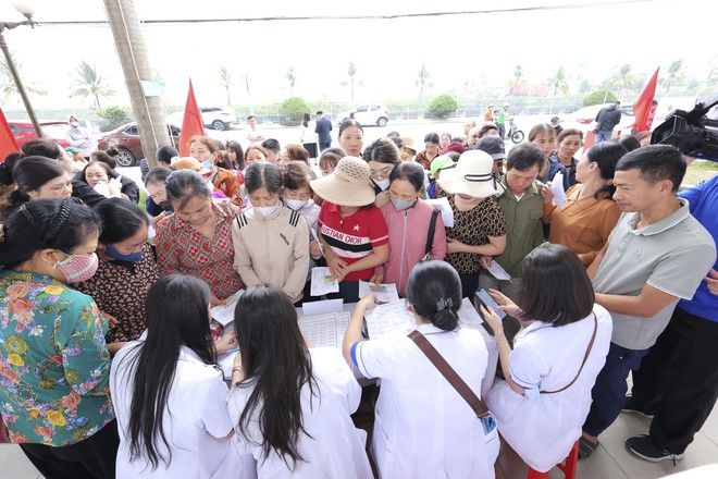 Khám bệnh, tặng quà miễn phí 'Vì một Việt Nam khoẻ mạnh hơn' cho 500 người dân Vĩnh Bảo - Hải Phòng- Ảnh 4.