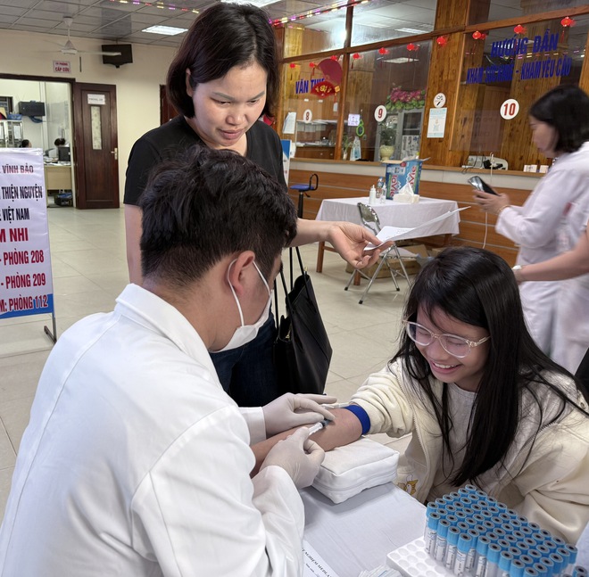 Khám bệnh, tặng quà miễn phí 'Vì một Việt Nam khoẻ mạnh hơn' cho 500 người dân Vĩnh Bảo - Hải Phòng- Ảnh 2.