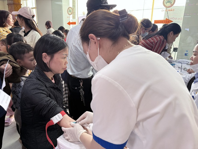 Khám bệnh, tặng quà miễn phí 'Vì một Việt Nam khoẻ mạnh hơn' cho 500 người dân Vĩnh Bảo - Hải Phòng- Ảnh 1.