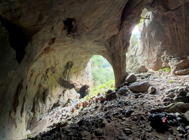 Bí ẩn hang động lưu dấu tích tộc người Arem và rừng cổ quý hiếm- Ảnh 10.