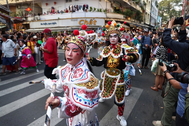 Hàng ngàn người tập trung ở Chợ Lớn xem lễ diễu hành Tết Nguyên tiêu- Ảnh 6.