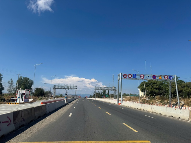 Những điều tài xế cần nhớ khi qua trạm thu phí trên cao tốc Bắc Nam
- Ảnh 4. Những điều tài xế cần nhớ khi qua trạm thu phí trên cao tốc Bắc Nam
- Ảnh 4.