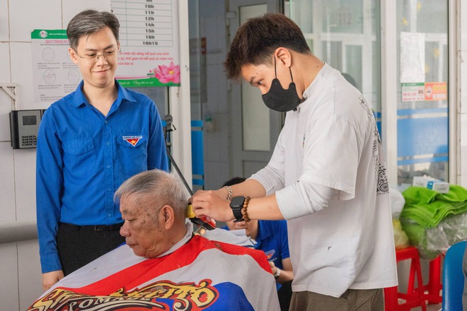 Hơn 200 bệnh nhân được cắt tóc, gội đầu miễn phí ngay tại bệnh viện- Ảnh 3.