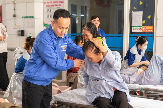 Hơn 200 bệnh nhân được cắt tóc, gội đầu miễn phí ngay tại bệnh viện- Ảnh 4.