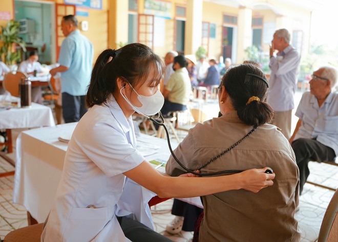 Đưa dịch vụ y tế về cơ sở, hơn 300 người dân được khám miễn phí- Ảnh 3. Đưa dịch vụ y tế về cơ sở, hơn 300 người dân được khám miễn phí- Ảnh 3.