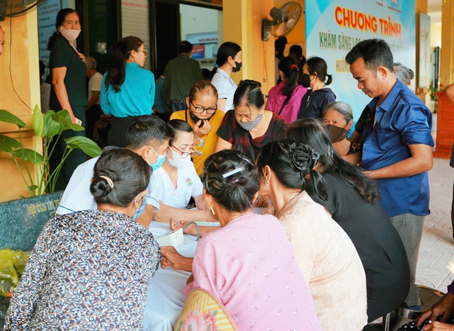 Đưa dịch vụ y tế về cơ sở, hơn 300 người dân được khám miễn phí- Ảnh 5. Đưa dịch vụ y tế về cơ sở, hơn 300 người dân được khám miễn phí- Ảnh 5.