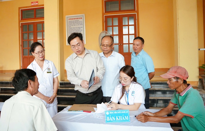 Đưa dịch vụ y tế về cơ sở, hơn 300 người dân được khám miễn phí- Ảnh 2. Đưa dịch vụ y tế về cơ sở, hơn 300 người dân được khám miễn phí- Ảnh 2.