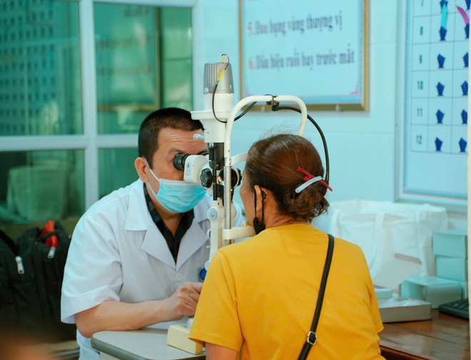 Đưa dịch vụ y tế về cơ sở, hơn 300 người dân được khám miễn phí- Ảnh 4. Đưa dịch vụ y tế về cơ sở, hơn 300 người dân được khám miễn phí- Ảnh 4.