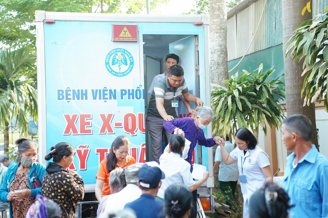 Đưa dịch vụ y tế về cơ sở, hơn 300 người dân được khám miễn phí- Ảnh 6. Đưa dịch vụ y tế về cơ sở, hơn 300 người dân được khám miễn phí- Ảnh 6.
