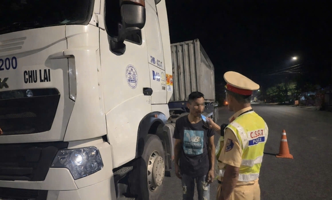 Quốc lộ 49 những ngày đầu thực hiện phương án phân luồng xe tải nặng- Ảnh 4. Quốc lộ 49 những ngày đầu thực hiện phương án phân luồng xe tải nặng- Ảnh 4.