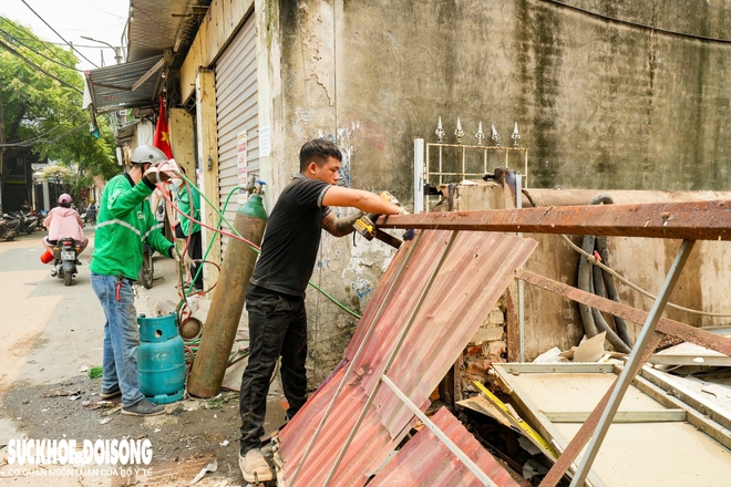 Người dân tháo dỡ tài sản bàn giao mặt bằng xây "siêu cầu" 20.000 tỷ đồng- Ảnh 5. Người dân tháo dỡ tài sản bàn giao mặt bằng xây "siêu cầu" 20.000 tỷ đồng- Ảnh 5.