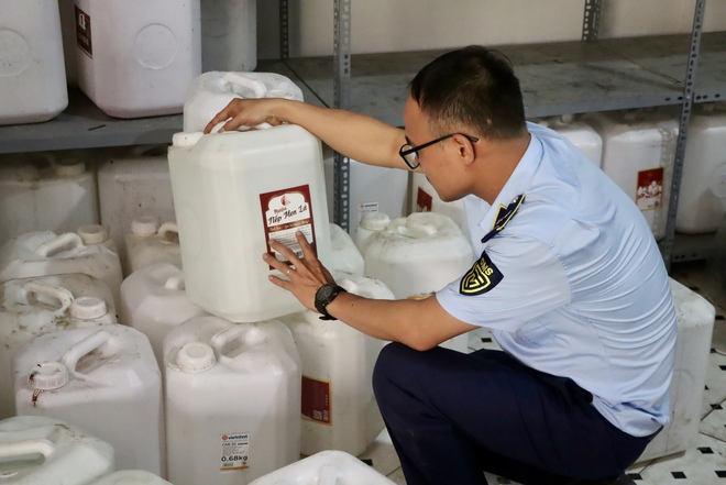 Phát hiện cơ sở chứa gần 9.000 lít rượu táo mèo, rượu mơ... đựng trong can nhựa, dán nhãn sơ sài- Ảnh 2.