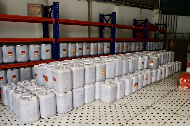 Phát hiện cơ sở chứa gần 9.000 lít rượu táo mèo, rượu mơ... đựng trong can nhựa, dán nhãn sơ sài- Ảnh 1.