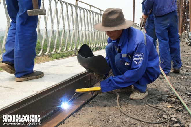 Cầu Long Biên có kịp hoàn thành sữa chữa cuối tháng 5?- Ảnh 2. Cầu Long Biên có kịp hoàn thành sữa chữa cuối tháng 5?- Ảnh 2.