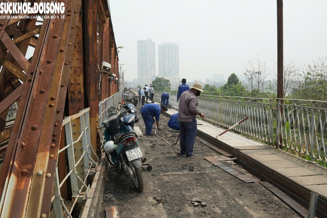 Cầu Long Biên có kịp hoàn thành sữa chữa cuối tháng 5?- Ảnh 3. Cầu Long Biên có kịp hoàn thành sữa chữa cuối tháng 5?- Ảnh 3.