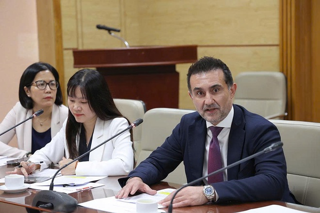 
Thứ trưởng Nguyễn Tri Thức tiếp, làm việc với Giám đốc Toàn cầu phụ trách Vắc xin, Tập đoàn Sanofi- Ảnh 4.