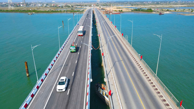 Nghề 'săn' đặc sản dưới đáy sông Nhật Lệ- Ảnh 1. Nghề 'săn' đặc sản dưới đáy sông Nhật Lệ- Ảnh 1.