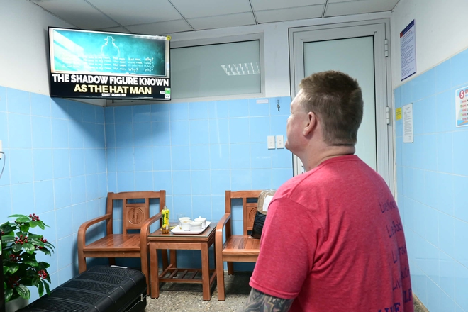 Không thể chờ 9 tháng mới được mổ, đầu bếp Mỹ thực hiện hành trình 'xuyên đại dương' đi tìm ánh sáng- Ảnh 3.