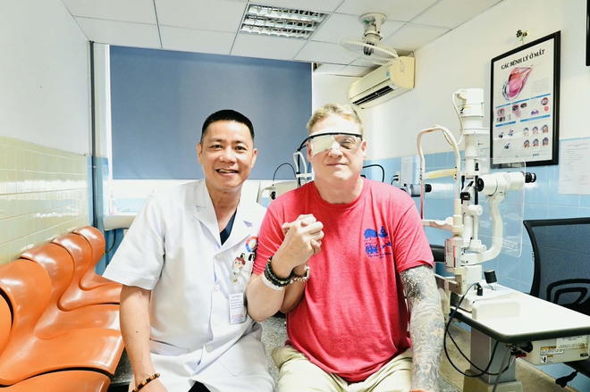 Không thể chờ 9 tháng mới được mổ, đầu bếp Mỹ thực hiện hành trình 'xuyên đại dương' đi tìm ánh sáng- Ảnh 4.