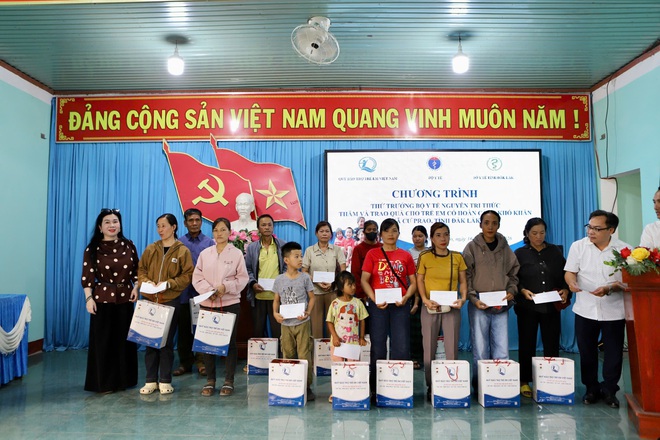 Đoàn công tác Bộ Y tế thăm, tặng quà cơ sở y tế và trẻ em có hoàn cảnh khó khăn ở Đắk Lắk- Ảnh 11. Đoàn công tác Bộ Y tế thăm, tặng quà cơ sở y tế và trẻ em có hoàn cảnh khó khăn ở Đắk Lắk- Ảnh 11.