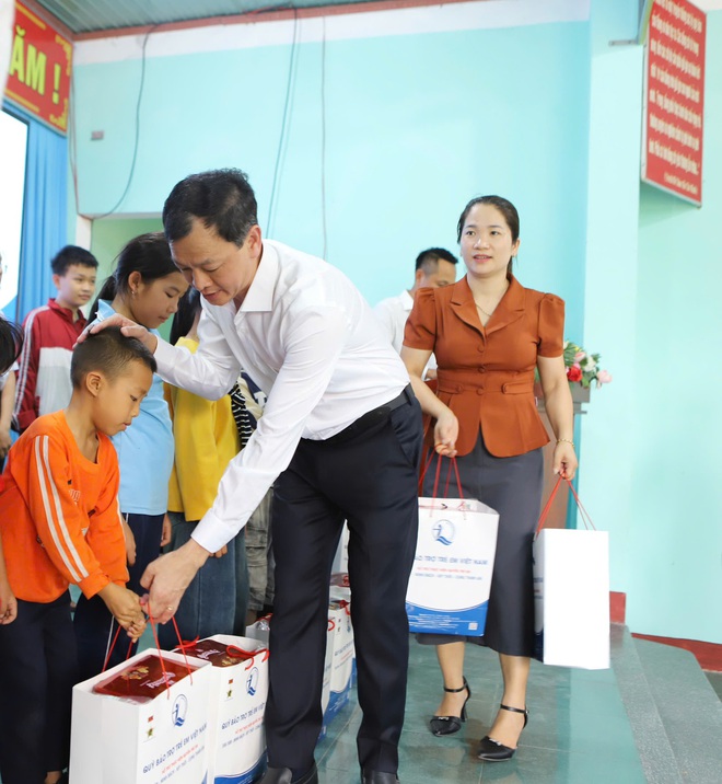 Đoàn công tác Bộ Y tế thăm, tặng quà cơ sở y tế và trẻ em có hoàn cảnh khó khăn ở Đắk Lắk- Ảnh 8. Đoàn công tác Bộ Y tế thăm, tặng quà cơ sở y tế và trẻ em có hoàn cảnh khó khăn ở Đắk Lắk- Ảnh 8.