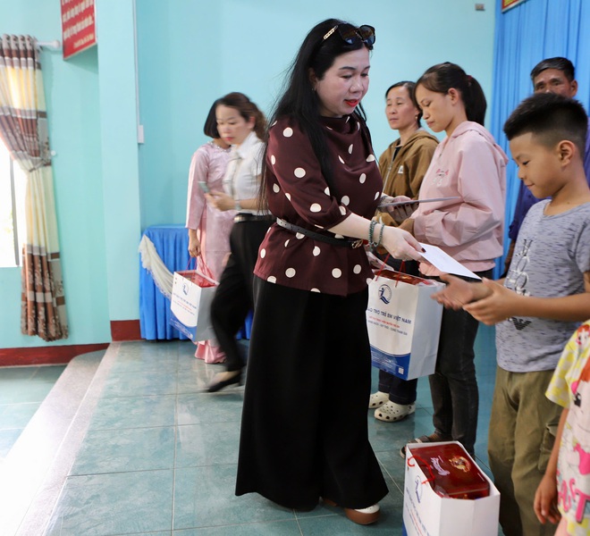 Đoàn công tác Bộ Y tế thăm, tặng quà cơ sở y tế và trẻ em có hoàn cảnh khó khăn ở Đắk Lắk- Ảnh 10. Đoàn công tác Bộ Y tế thăm, tặng quà cơ sở y tế và trẻ em có hoàn cảnh khó khăn ở Đắk Lắk- Ảnh 10.