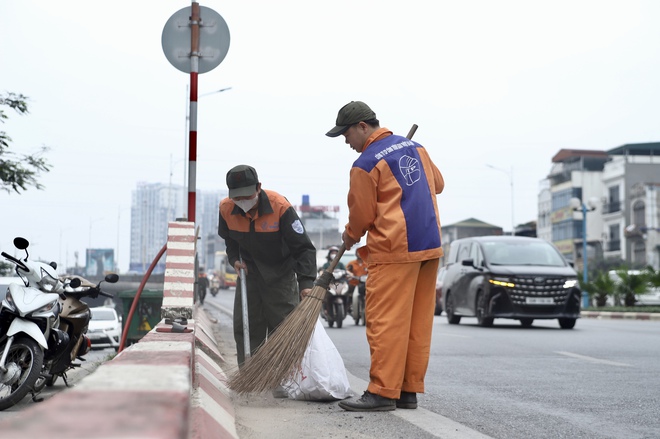 Hà Nội ra quân chỉnh trang cầu, hầm, 'dọn' vi phạm trước nghỉ lễ 30/4- Ảnh 2.