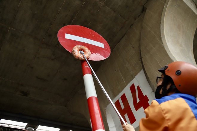 Hà Nội ra quân chỉnh trang cầu, hầm, 'dọn' vi phạm trước nghỉ lễ 30/4- Ảnh 3.