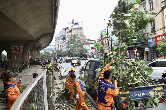 Hà Nội ra quân chỉnh trang cầu, hầm, 'dọn' vi phạm trước nghỉ lễ 30/4- Ảnh 5.