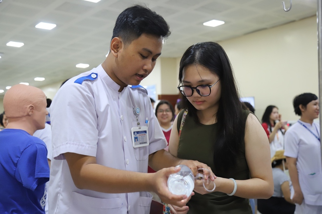 Hơn 3.000 học sinh, phụ huynh tham gia ngày hội tư vấn tuyển sinh y dược- Ảnh 3.