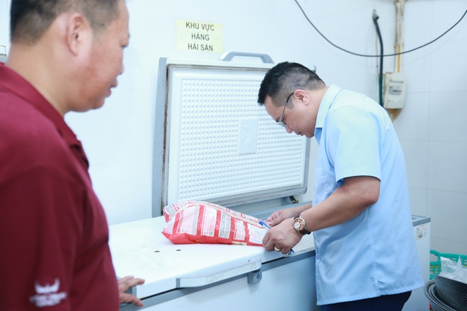 Kiểm tra an toàn thực phẩm tại loạt khách sạn, điểm kinh doanh ở Cửa Lò- Ảnh 4.