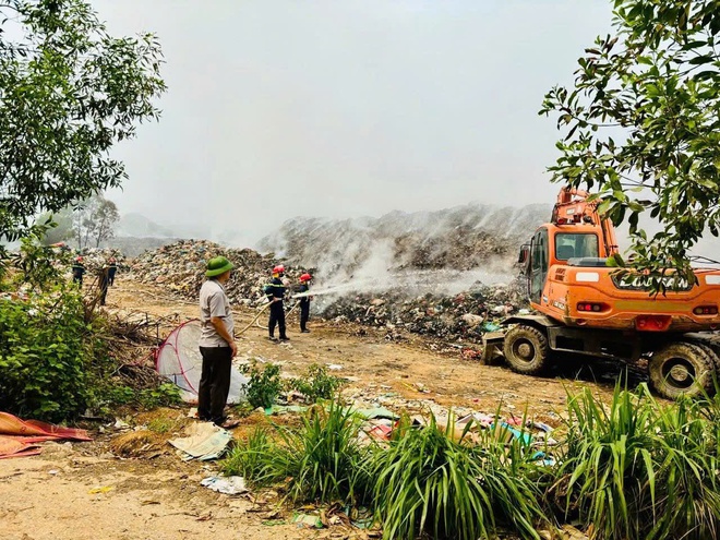 Người dân ngột ngạt khi bãi rác rộng 2 ha cháy âm ỉ cả tuần- Ảnh 9.