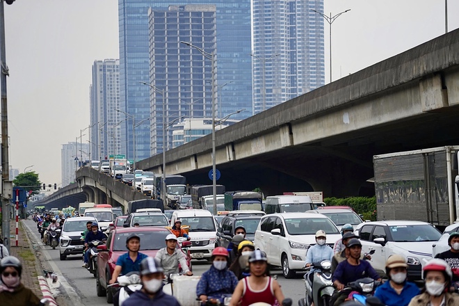 Người dân rời Thủ đô nghỉ Giỗ Tổ Hùng Vương, cửa ngõ 'tăng nhiệt', vành đai ùn dài- Ảnh 3.