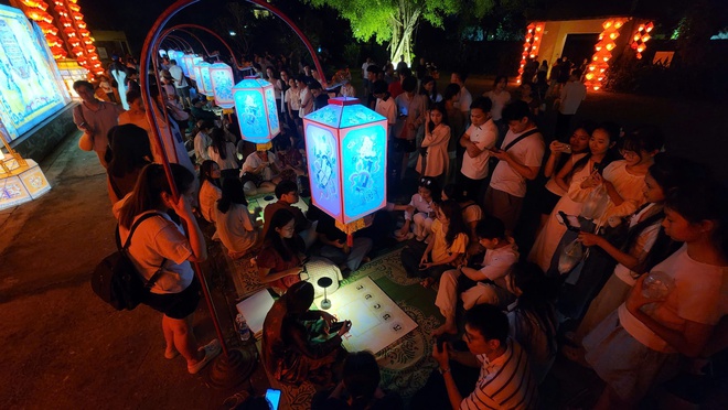 'Biển người' đổ về Đại nội Huế trải nghiệm không gian hoàng cung về đêm- Ảnh 11.