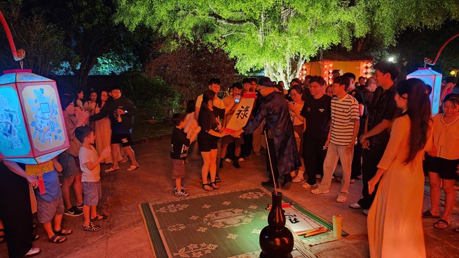 'Biển người' đổ về Đại nội Huế trải nghiệm không gian hoàng cung về đêm- Ảnh 9.