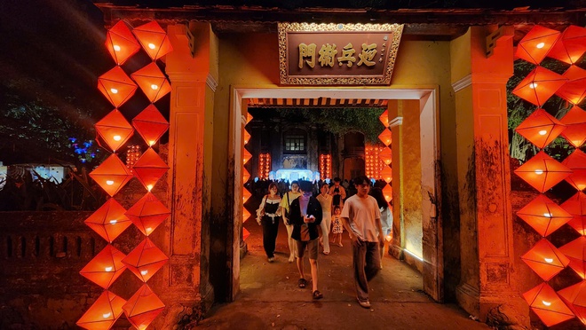'Biển người' đổ về Đại nội Huế trải nghiệm không gian hoàng cung về đêm- Ảnh 10.