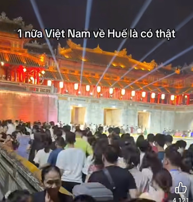Dòng người 'ùn ùn' tham quan Đại nội Huế dịp nghỉ lễ Giỗ Tổ, điều gì tạo nên sức hút?- Ảnh 3.