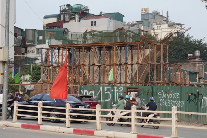 Cận cảnh khu vực cầu vượt Vành đai 1 xung đột với metro số 5 Văn Cao - Hòa Lạc - Ảnh 7.