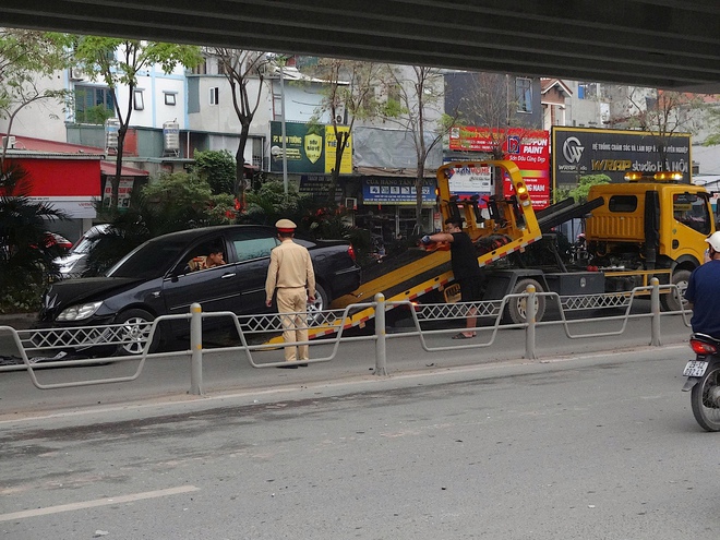 Ô tô đâm văng dải phân cách khiến 2 người  bị thương, tài xế rời hiện trường- Ảnh 3.